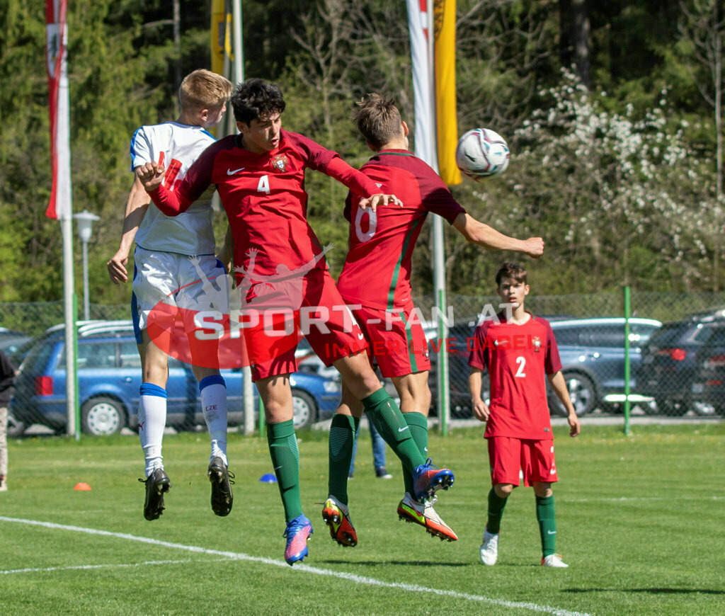 Portugal  U15 -Czech Republic U15 | ONDREJ PENXA (Czech Republic #14) RAFAEL MOTA (Portugal #4) GONÇALO PINTO (Portugal #6) EDGAR MOTA (Portugal #2) ; Portugal  U15 -Czech Republic U15 am 29.04.2022 in Arnoldstein
(Sportplatz), AUSTRIA, (Photo by Ernst Krawagner sport-fan.at) - Realisiert mit Pictrs.com