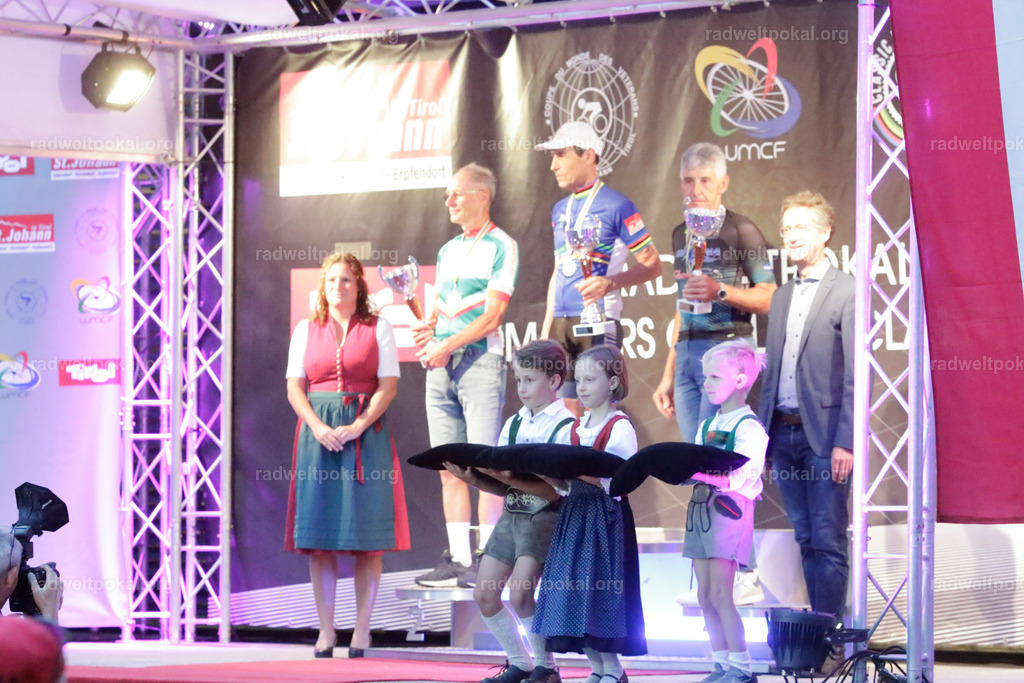 1463_20230817_Bewerb_Maenner_Muehlanger | AUT - OESTERREICH, 2023-08-16: SPORT RENNRAD-FAHREN - 55. INTERNATIONALER RADWELTPOKAL IN ST. JOHANN IN TIROL  - Vintage-Radrennen mit WM-Bronze-Medaillen-Siegerin Christina Schweinberger, den Teilnehmer und Alexander Baumann (vom Orginastions-Team) - TAG 2 BEWERB MAENNER IN SECHS GRUPPEN  ; Foto: Roland Muehlanger