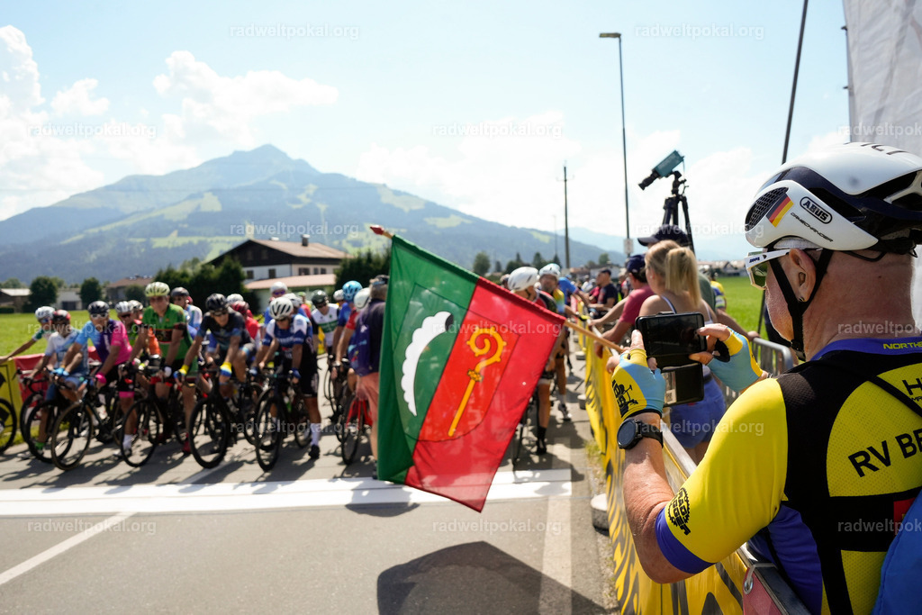 484_20230817_Bewerb_Maenner_Muehlanger | AUT - OESTERREICH, 2023-08-16: SPORT RENNRAD-FAHREN - 55. INTERNATIONALER RADWELTPOKAL IN ST. JOHANN IN TIROL  - Vintage-Radrennen mit WM-Bronze-Medaillen-Siegerin Christina Schweinberger, den Teilnehmer und Alexander Baumann (vom Orginastions-Team) - TAG 2 BEWERB MAENNER IN SECHS GRUPPEN  ; Foto: Roland Muehlanger
