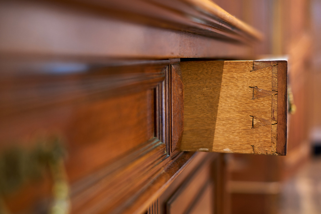 Details Möbel | Wien, Austria - May 24, 2022: Details Möbel, Schublade mit Zinken - Realisiert mit Pictrs.com