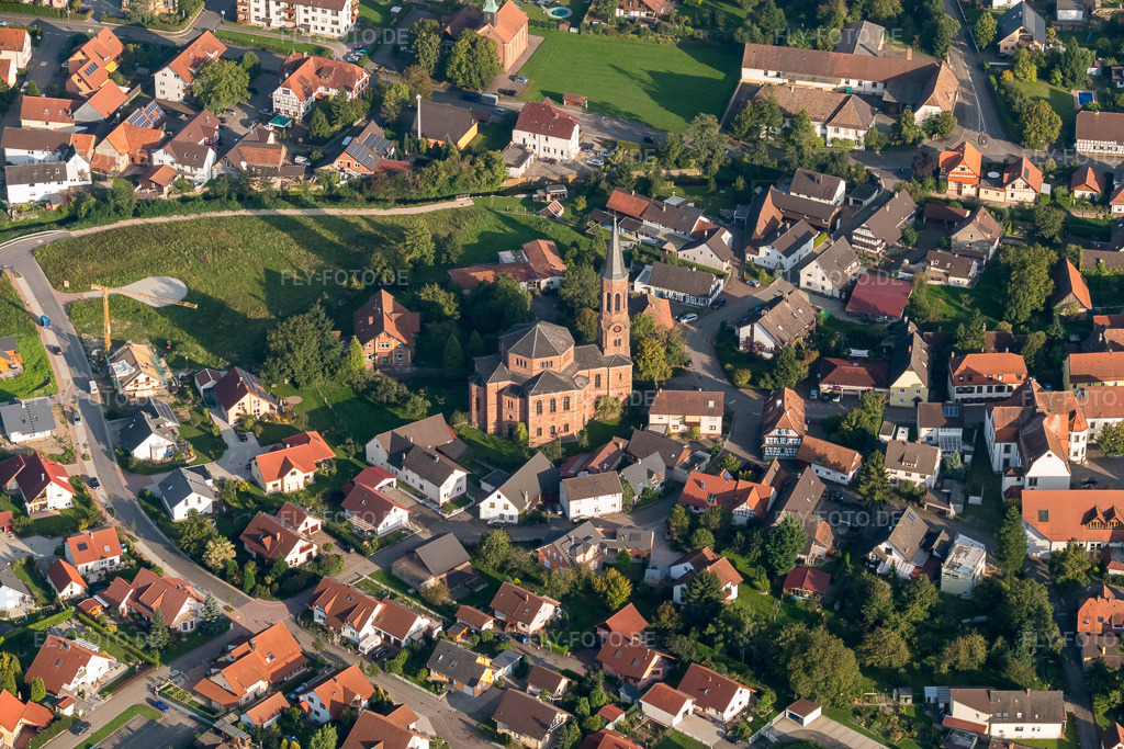 Luftbild: Kirche im Dorfzentrum im Ortsteil Rheinbischofsheim in Rheinau im Bundesland Baden-Württemberg in Deutschland. Foto: P1010012.jpg vom 15.09.2014 durch Werner Riehm/FLY-FOTO.de