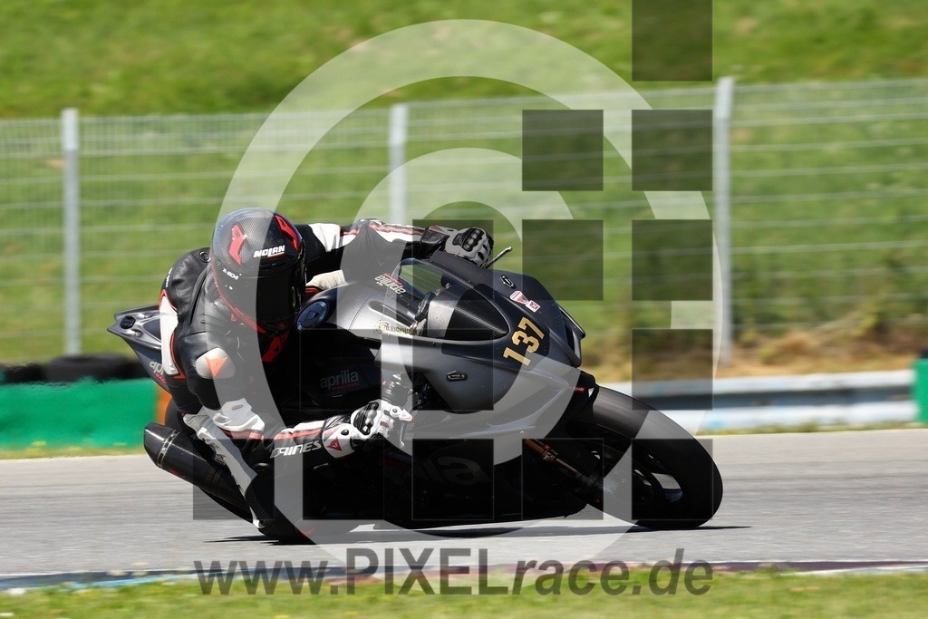 0137-20240617_10577 | Schöne Erinnerungen an spannende Momente - das festzuhalten ist unser Job. PIXELrace.de ist seit 2003 auf den Rennstrecken Europas unterwegs um die Action draußen beim Fahren und die wunderbare Stimmung imm Fahrerlager für euch einzufangen.