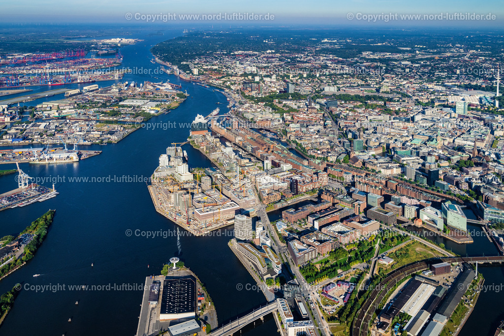 Hamburg_Hafencity_Baustelle_ELS_9810070923 | HAMBURG 21.08.2023 Baustelle zum Neubau des Gebäudekomplexes des Einkaufszentrum am Überseequartier am Chicagokai - Osakaallee im Bereich des ehemaligen Grasbrooks im Ortsteil Hafencity in Hamburg, Deutschland. Weiterführende Informationen bei: CHRISTIAN DE PORTZAMPARC,  Depenbrock Bau GmbH & Co. KG,  F + Z Baugesellschaft, Zweigniederlassung der Hecker Bau GmbH & Co. KG,  Stump-Franki Spezialtiefbau GmbH,  Unibail-Rodamco Germany GmbH,  Unibail-Rodamco ÜSQ Süd Quartiersmanagement GmbH. // Construction site for the new building complex of the shopping center at Ueberseequartier at Chicagokai - Osakaallee in the area of the former Grasbrooks in the Hafencity district in Hamburg, Germany. Further information at: CHRISTIAN DE PORTZAMPARC,  Depenbrock Bau GmbH & Co. KG,  F + Z Baugesellschaft, Zweigniederlassung der Hecker Bau GmbH & Co. KG,  Stump-Franki Spezialtiefbau GmbH,  Unibail-Rodamco Germany GmbH,  Unibail-Rodamco UeSQ Sued Quartiersmanagement GmbH. Foto: Martin Elsen