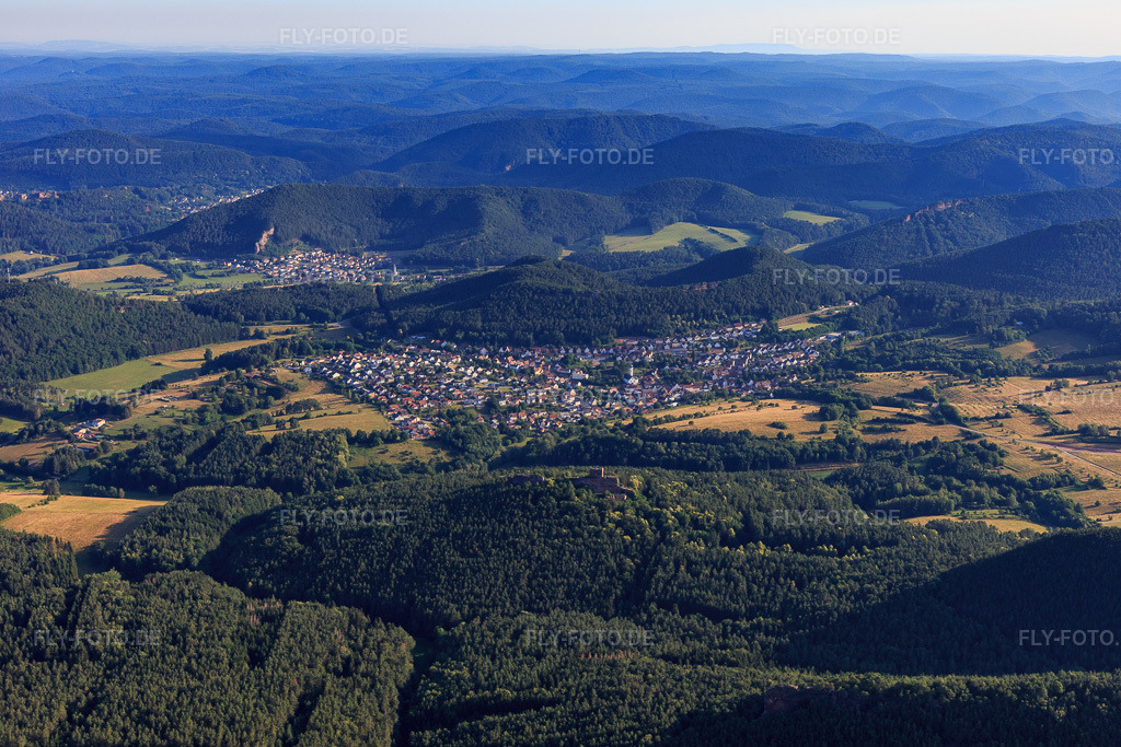 Luftbild: Ortsansicht von Süden in Busenberg im Bundesland Rheinland-Pfalz in Deutschland. Foto: IMG_120959.jpg vom 26.06.2020 durch Werner Riehm/FLY-FOTO.de