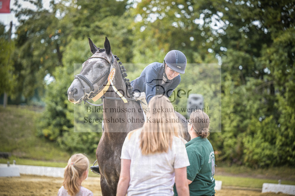 DOS_7480 | Entdecke hochwertige Reitturnierfotos von Foto Oger. Professionell, emotional und authentisch – jetzt Lieblingsmomente im Shop bestellen.Deutschlandweite Turnierfotografie. - Realisiert mit Pictrs.com