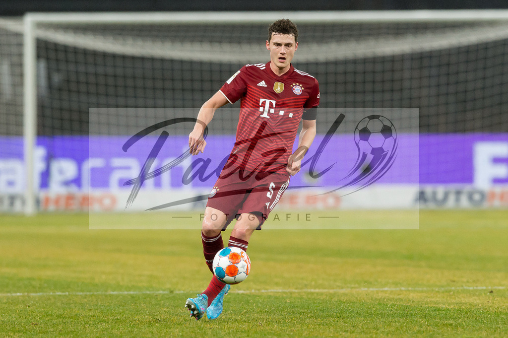 BSCFCB20220123_294 | Fussball, Herren: Benjamin Pavard (FC Bayern Muenchen) in Aktion, am Ball, Einzelaktion bei dem Spiel der 1. Bundesliga zwischen Hertha BSC und FC Bayern Muenchen im Olypiastadion am 23.01.2022 in Berlin, Deutschland.DFB / DFL REGULATIONS PROHIBIT ANY USE OF PHOTOGRAPHS AS IMAGE SEQUENCES AND/OR QUASI-VIDEO. - Realisiert mit Pictrs.com