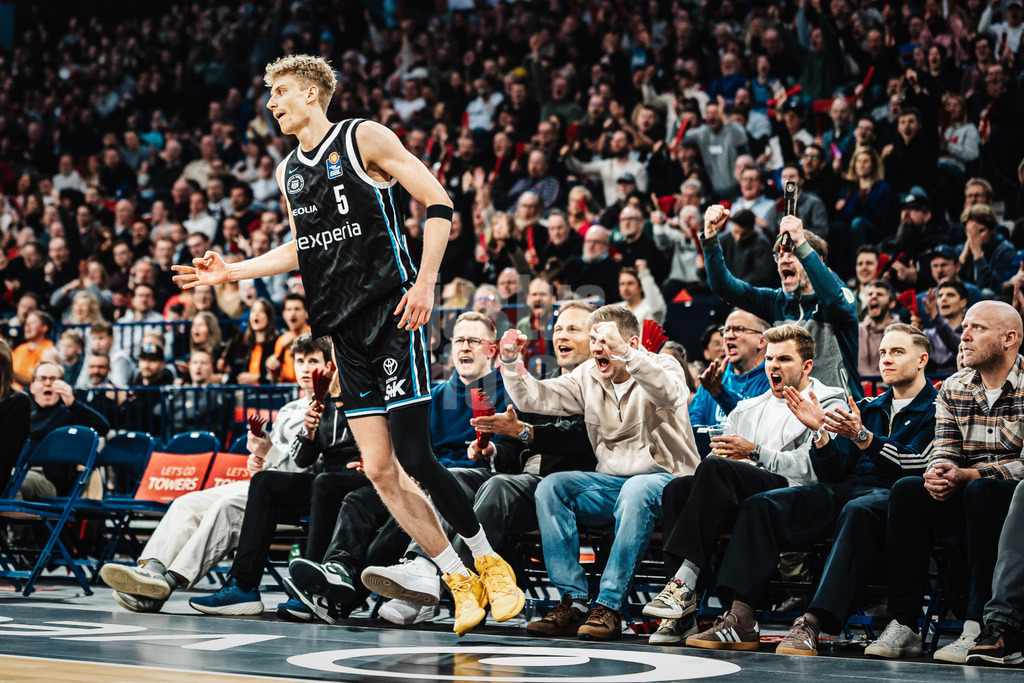 Basketball | Männer | Saison 2025/2026 | easyCredit Basketball Bundesliga | Veolia Towers Hamburg vs. ALBA BERLIN | 14.12.2025 | Zsombor Maronka (#5, Veolia Towers Hamburg) jubelt nach einem dreier