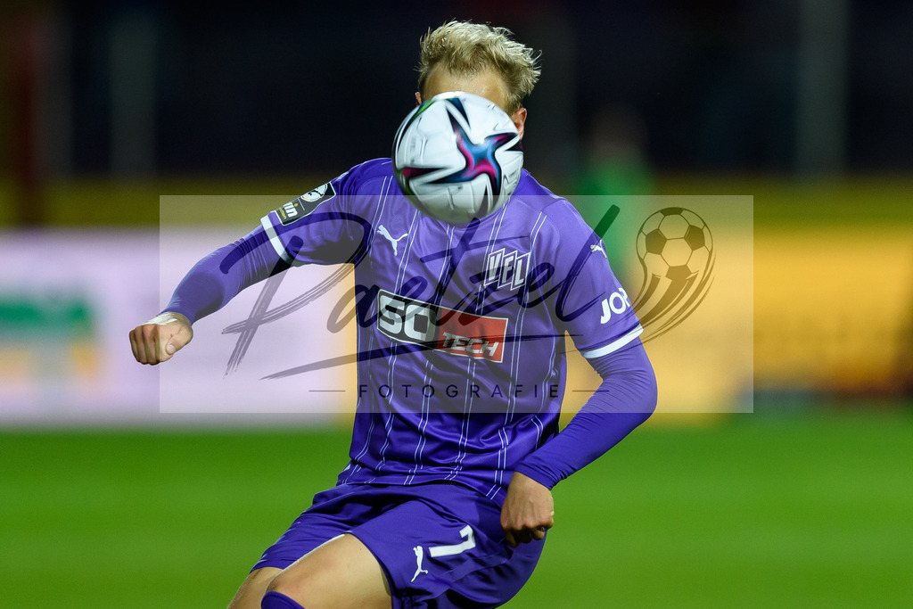 OSNVKO2021090620210906_215 | Fussball, Herren: Soeren Bertram (VfL Osnabrueck) in Aktion, am Ball, Einzelaktion beim Spiel der 3. Liga zwischen VfL Osnabrueck und FC Viktoria Koeln im Stadion an der Bremer Bruecke am 06.09.2021 in Osnabrueck, Deutschland.DFB / DFL REGULATIONS PROHIBIT ANY USE OF PHOTOGRAPHS AS IMAGE SEQUENCES AND/OR QUASI-VIDEO. - Realisiert mit Pictrs.com