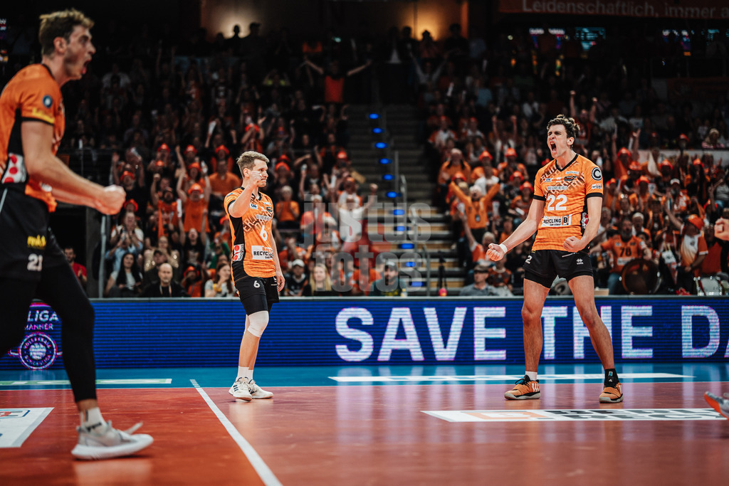 Volleyball | Herren | Saison 2024/2025 | 1. Volleyball Bundesliga Männer | Finale | BERLIN RECYCLING Volleys vs. SVG Lüneburg | 03.05.2025 | v.l. Johannes Tille (#6, Berlin Recycling Volleys) und Jake Hanes (#22, Berlin Recycling Volleys) jubeln