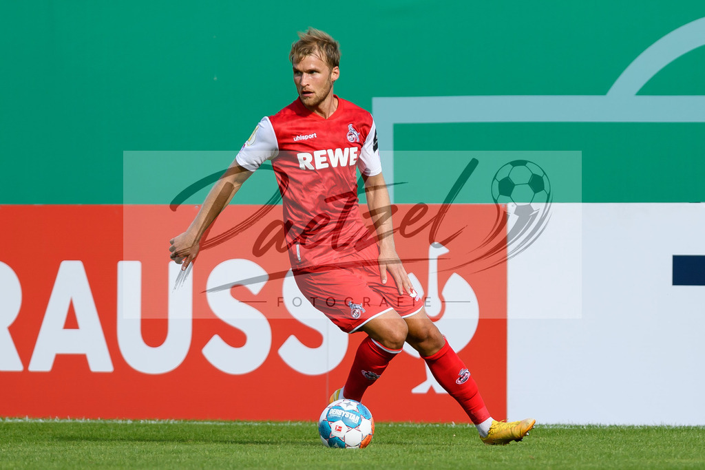 JENKOE20210808_292 | Fussball, Herren: Sebastian Andersson (1. FC Koeln) in Aktion, am Ball, Einzelaktion beim Spiel der 1. Runde im DFB-Pokal zwischen FC Carl Zeiss Jena und 1. FC Koeln im Ernst-Abbe-Sportfeld am 08.08.2021 in Jena, Deutschland.DFB / DFL REGULATIONS PROHIBIT ANY USE OF PHOTOGRAPHS AS IMAGE SEQUENCES AND/OR QUASI-VIDEO. - Realisiert mit Pictrs.com