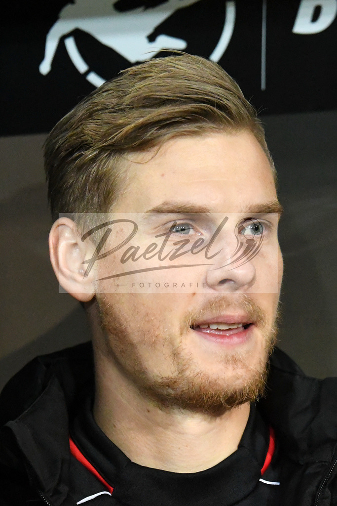 20200214_SCPFWK_0030 | Fussball, Herren: Torhueter Eric Verstappen (FC Wuerzburger Kickers) schaut waehrend des Spiels der 3. Liga zwischen SC Preussen Muenster und FC Wuerzburger Kickers im Preussenstadion am 14.02.2020 in Muenster, Deutschland.DFB / DFL REGULATIONS PROHIBIT ANY USE OF PHOTOGRAPHS AS IMAGE SEQUENCES AND/OR QUASI-VIDEO. - Realisiert mit Pictrs.com
