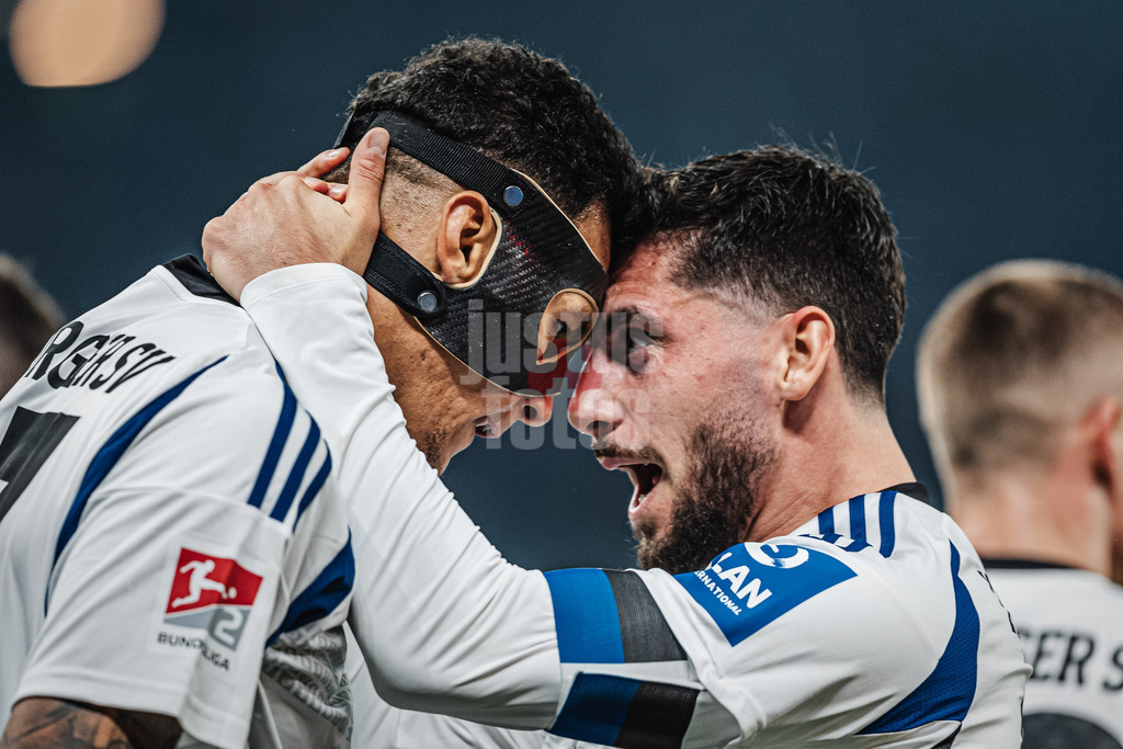 Fußball | Männer | Saison 2024/2025 | 2. Fußball-Bundesliga | 23. Spieltag | Hamburger SV vs. 1. FC Kaiserslautern | 21.02.2025 | v.l. Jonas Meffert (#23, HSV) und Ludovit Reis (#14, HSV) jubeln nach dem Tor