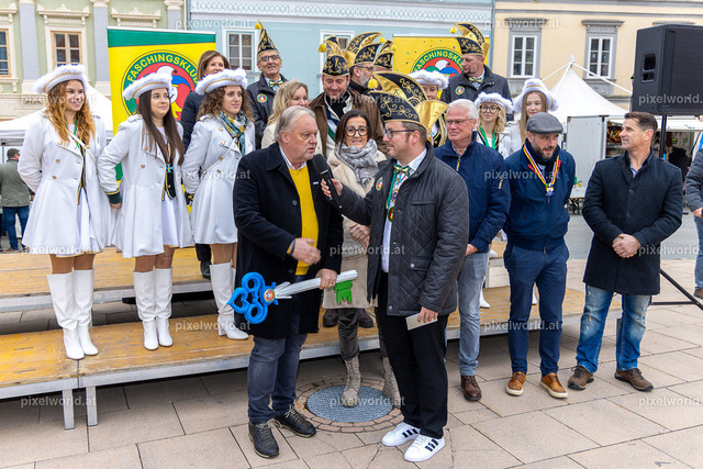 Faschingswecken am Hauptplatz | Bildershop von pixelworld.at - Realisiert mit Pictrs.com