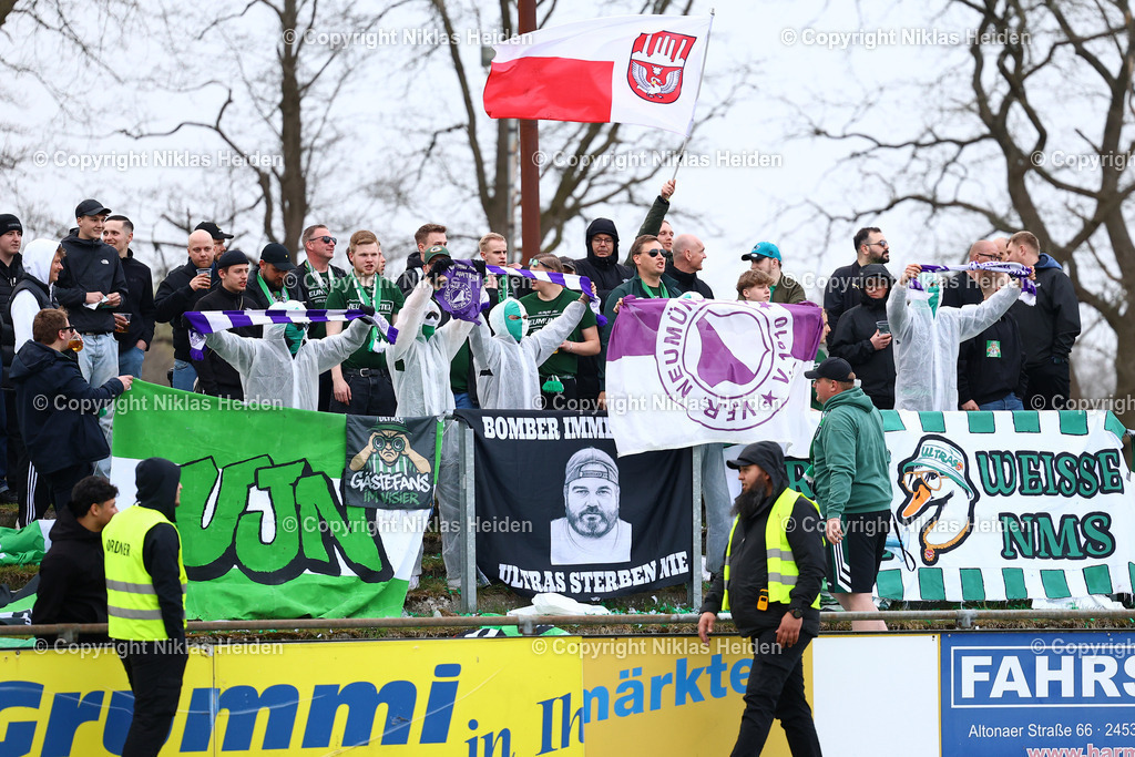 NH_VfRNeumuenster_PSVNeumuenster_FlensOberliga_15042026 | Fans des PSV Union Neumünster präsentierten Banner des VfR Neumünster.Fußball I Herren I Flens Oberliga I Saison 2025-2026  I 19. Spieltag I VfR Neumünster - PSV Union Neumünster I 15.04.2026 I VfR Stadion HSP (Grümmi Arena)