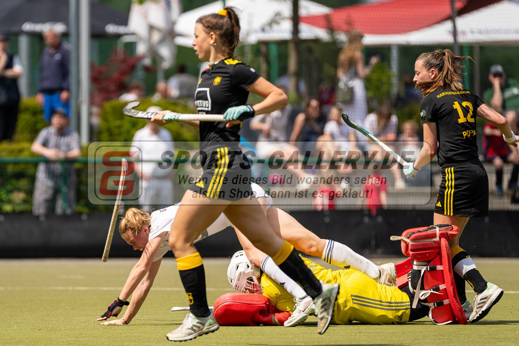 HK_20240511_100697 | 1.Bundesliga Damen Düsseldorfer HC - Harvestehuder THC am 11.5.2024 Düsseldorfer HC, Düsseldorf , Krüger Rosa Torfrau ( Harvestehuder THC #32 ) , Lilly Stoffelsma ( Düsseldorfer HC #50 )