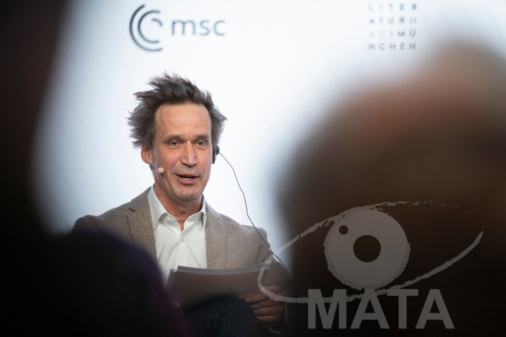 _DWA2759 | Die MSC Security and Literature Series der Münchner Sicherheitskonferenz wird von der ZEIT mitveranstaltet und vom Literaturhaus München unterstützt. Am Donnerstag, 12. Februar (19-20 Uhr), spricht Autor Serhiy Zhadan aus Charkiw mit Chrystia Freeland, Sonderbeauftragte für den Wiederaufbau der Ukraine und ehemalige stellvertretende Premierministerin Kanadas, über die Zukunft der Ukraine - Realisiert mit Pictrs.com