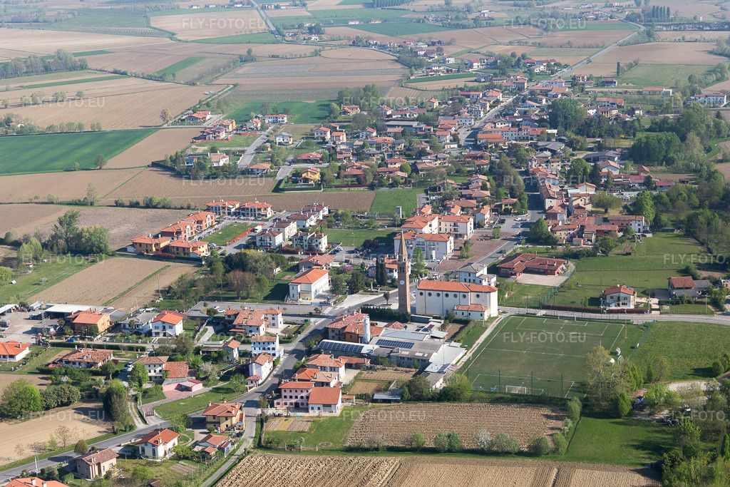 Vue aérienne: Vue de la ville à Sega-Malcanton dans le département Vénétie, Italie. Photo: IMG_098857.jpg prise le 08/04/2017 par Werner Riehm/FLY-FOTO.eu – Résolution de l'original: 4968 x 3312 px