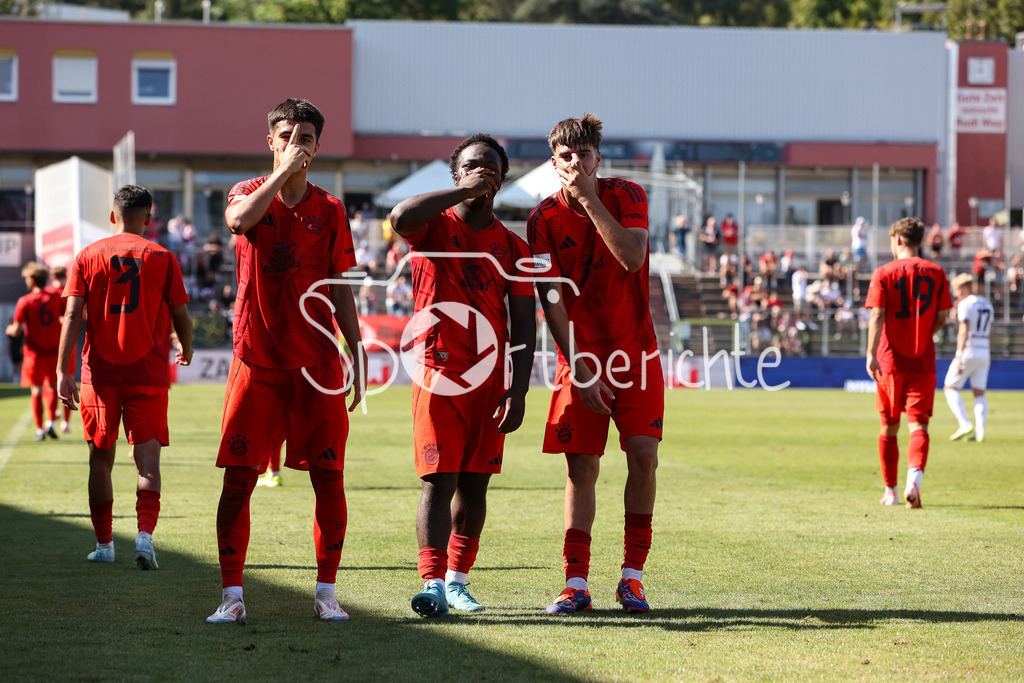 FC Würzburger Kickers - FC Bayern Amateure | Jubel nach dem Treffer zum 1-2 durch Nestory IRANKUNDA (FC Bayern München II #7) / Freude / Happy / Flick Flack / Salto / Adin LICINA (FC Bayern München II #9) / Nestory IRANKUNDA (FC Bayern München II #7) / Javier FERNANDEZ GONZALEZ (FC Bayern München II #8)  / Regionalliga Bayern: FC Würzburger Kickers - FC Bayern München II, AKON Arena am 24.08.2024