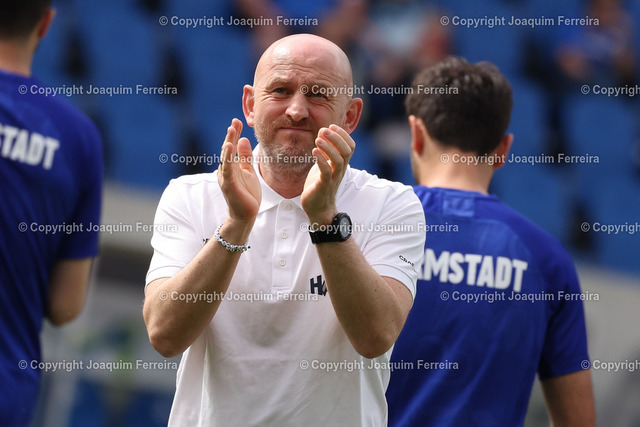 2400414_svdvsscf_0820 Kopie | Darmstadt, 14.04.2024 xjfx 1.Bundesliga SV Darmstadt 98 - SC Freiburg v.l., head coach, Trainer Torsten Lieberknecht (SV Darmstadt 98) bedankt sich bei den fans 





(DFL/DFB REGULATIONS PROHIBIT ANY USE OF PHOTOGRAPHS as IMAGE SEQUENCES and/or QUASI-VIDEO) - Realisiert mit Pictrs.com