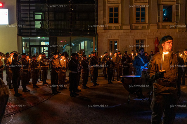 Großer Zapfenstreich am Hauptplatz in Feldkirchen | Bildershop von pixelworld.at - Realisiert mit Pictrs.com