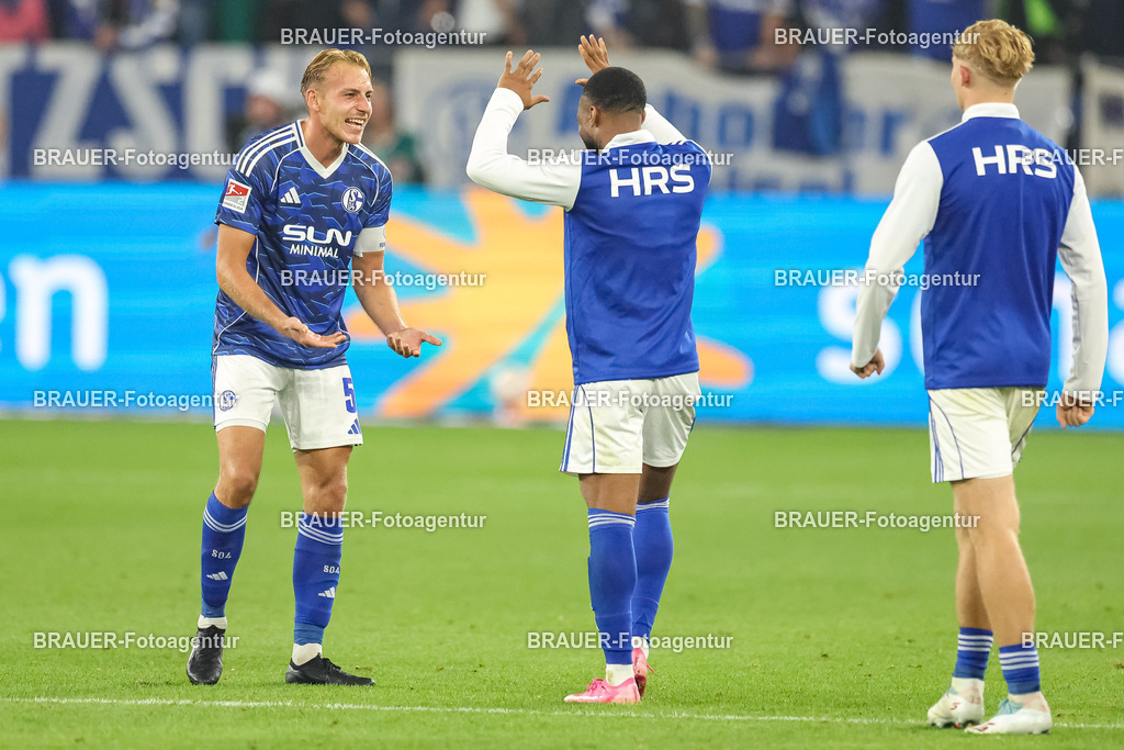 1_S04BER_20250801_3690.JPG -  - FC Schalke 04 - Hertha BSC Berlin - 2. Bundesliga | Gelsenkirchen, Deutschland, 01.08.25: Timo Becker (FC Schalke 04) gestikuliert, Gestik nach dem Spiel der 2. Bundesliga zwischen FC Schalke 04 - Hertha BSC Berlin in der Veltins-Arena am 01. August 2025 in Gelsenkirchen, Deutschland. (Foto von Stefan Brauer/Brauer-Fotoagentur)DFB/DFL REGULATIONS PROHIBIT ANY USE OF PHOTOGRAPHS AS IMAGE SEQUENCES AND/OR QUASI-VIDEO.