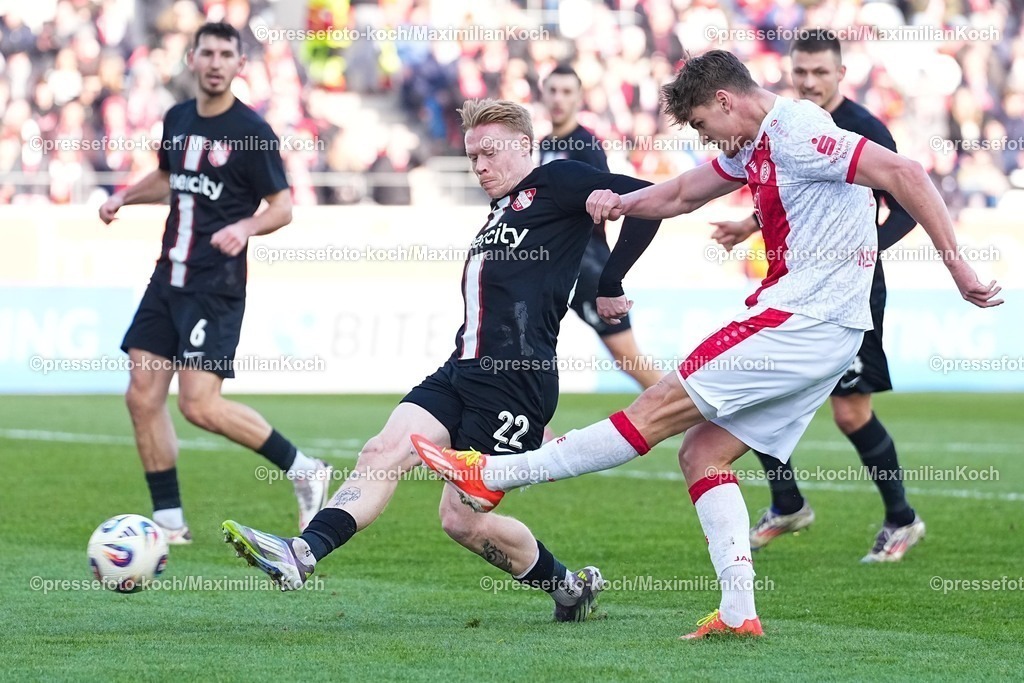xYDRx24012601099 | 24.01.2026, xydrx, Fußball, 3.Liga, Rot-Weiss Essen - TSV Havelse, Saison 2025 2026, Stadion an der Hafenstraße: Leon Sommer (TSV Havelse #22) im Zweikampf gegen Marek Janssen (Rot-Weiss Essen #20)    DFB regulations prohibit any use of photographs as image sequences and or quasi-video. Photo: xYannisxDreimannxPressefotoKochx