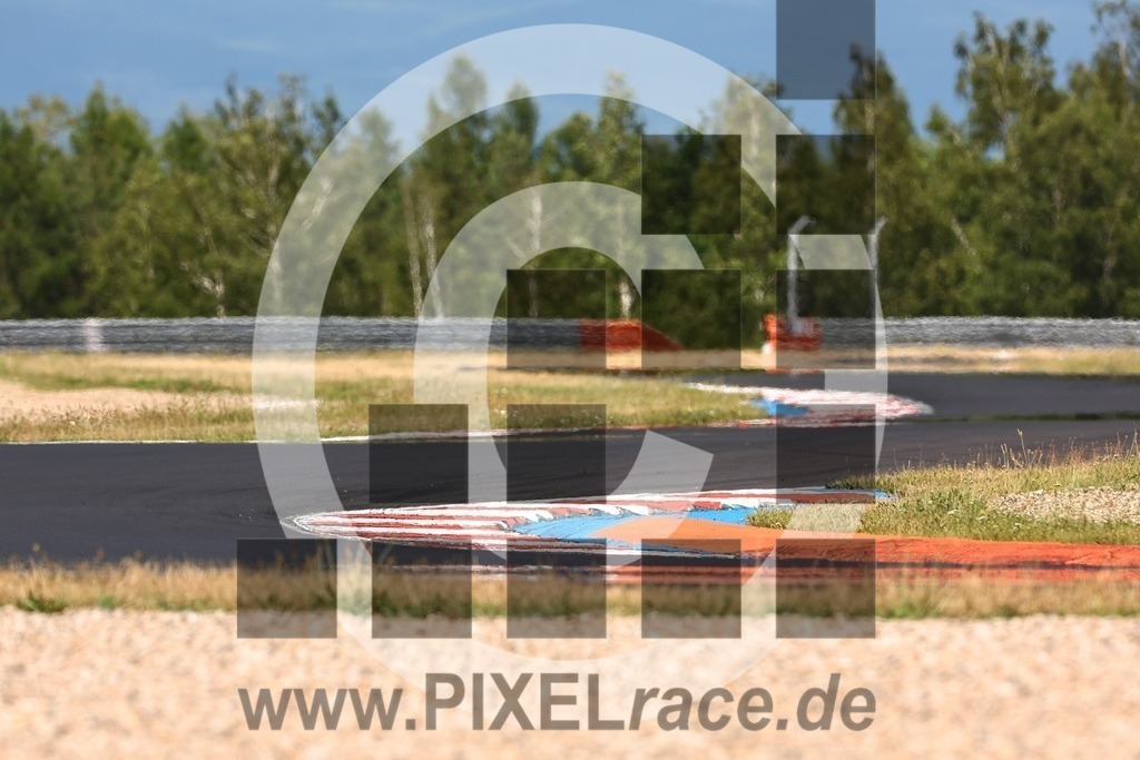 top-20250716_01759 | Schöne Erinnerungen an spannende Momente - das festzuhalten ist unser Job. PIXELrace.de ist seit 2003 auf den Rennstrecken Europas unterwegs um die Action draußen beim Fahren und die wunderbare Stimmung imm Fahrerlager für euch einzufangen.
