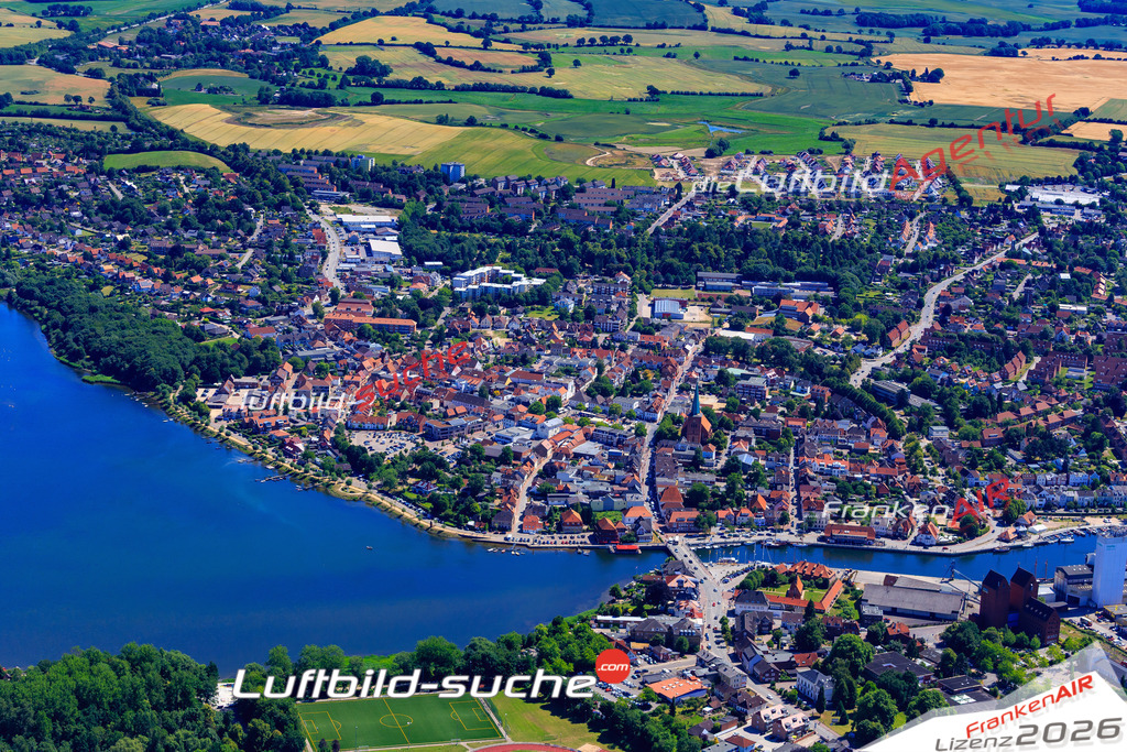 Das Luftbild der Stadt Neustadt in Hollstein wurde 2018 vom Flugzeug heraus erstellt (keine Drohne) Aufnahmehöhe ca.400 Meter- hohe Auflösung für beste Druck-Qualität