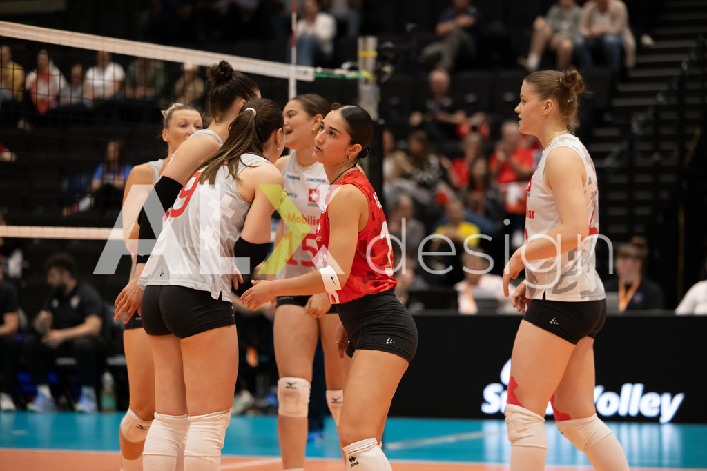 Georgia v Switzerland - CEV European League Women | KRIENS, SWITZERLAND - JUNE 12: SARINA WIELAND of Switzerland, ALIX DE MICHELI of Switzerland, MÉLINE PIERRET of Switzerland and MERET AARDEN of Switzerland during the CEV European League match between Georgia and Switzerland at Pilatus Arena on June 12, 2026 in Kriens, Switzerland. - Realisiert mit Pictrs.com