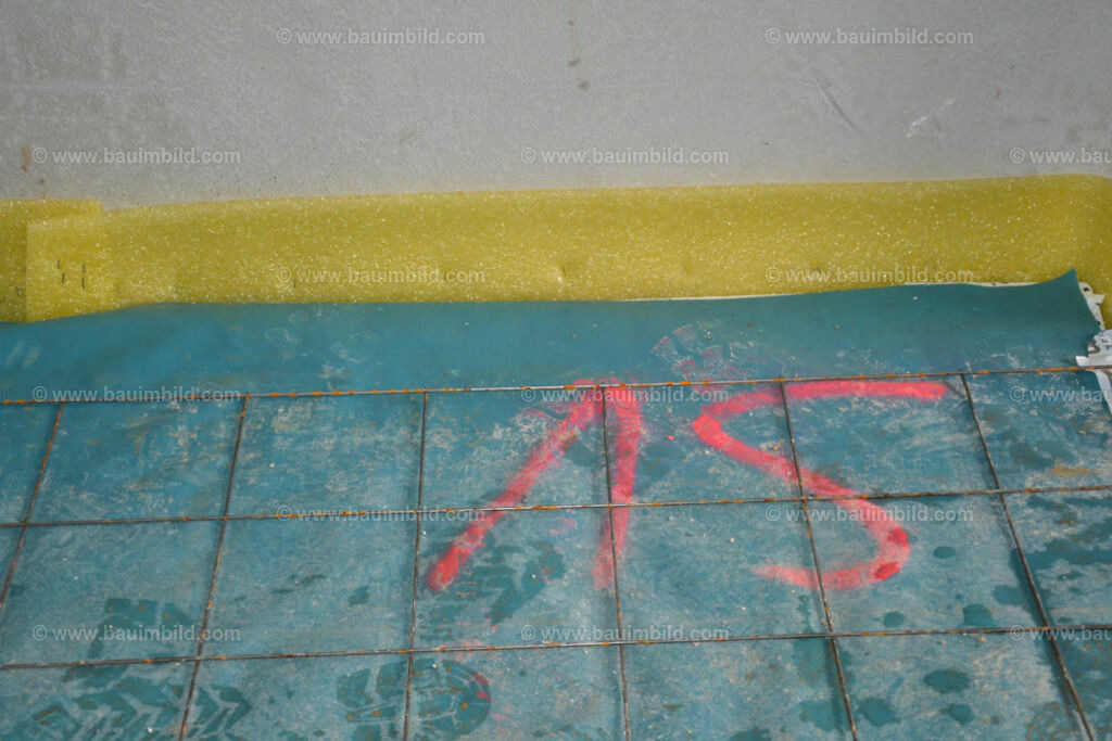 bib-lg19-fussbodenaufbau-0144 | Nach LV-Leistungsgruppen sortierte Detailfotos über den Bau eines Hauses. Alle Hausbau-Bilder direkt vom Urheber und Autor der Website Haus-Selber-Bauen.com