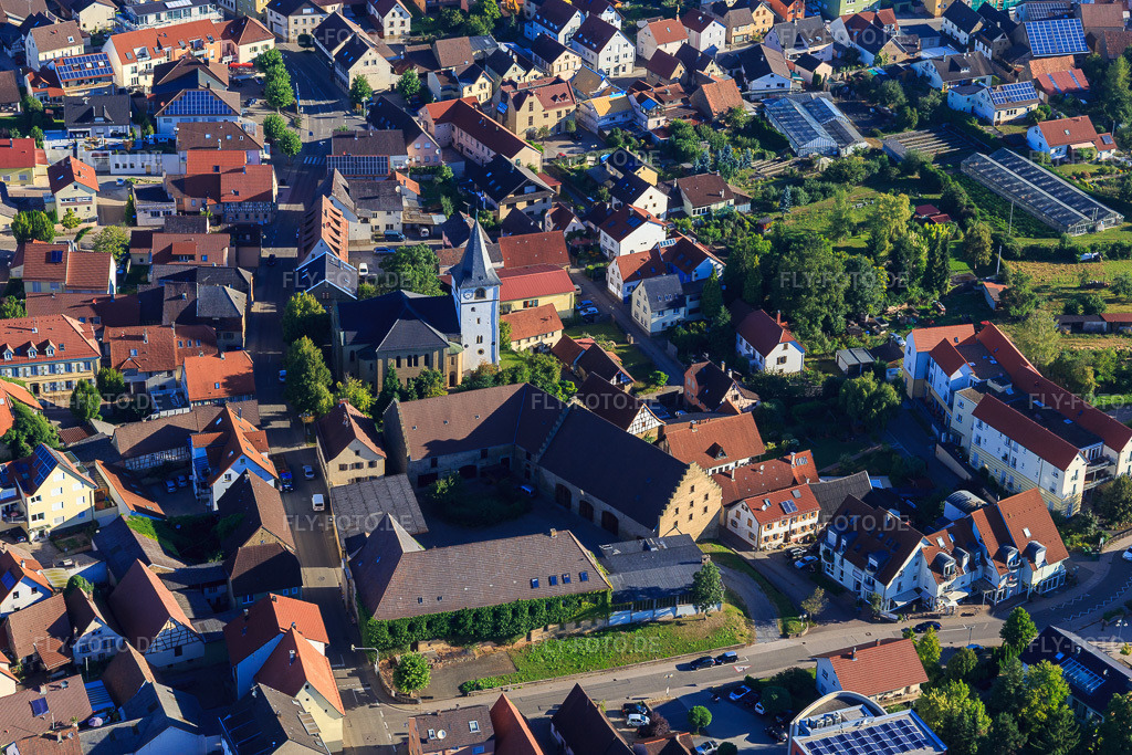 Luftbild: Rentamt Sulzfeld und evang. Kirche in Sulzfeld im Bundesland Baden-Württemberg in Deutschland.Foto: IMG_093893.jpg vom 23.08.2016 durch Werner Riehm/FLY-FOTO.deWohnGut am Rentamt | RoCo Familien GbRWWW.EVANG-KIRCHE-SULZFELD.DE
