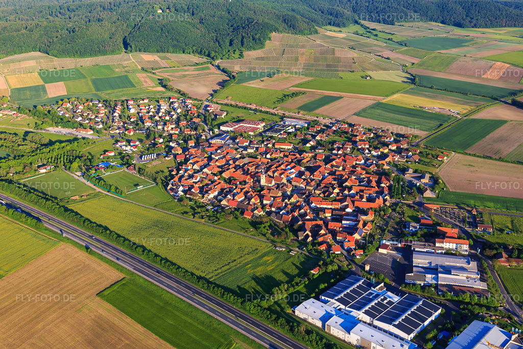 Luftbild: Dorfansicht jenseits der A3 aus Nordwesten in Abtswind im Bundesland Bayern in Deutschland. Foto: IMG_100381.jpg vom 27.05.2017 durch Werner Riehm/FLY-FOTO.de