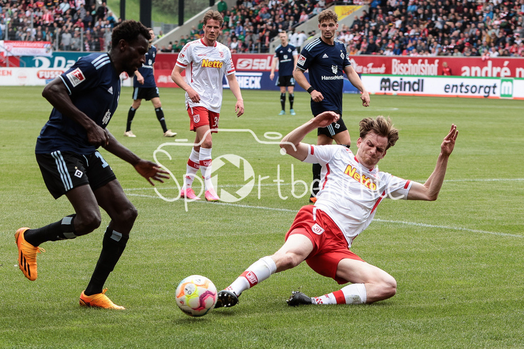 SSV Jahn Regensburg - Hamburger SV | Bakery JATTA (HSV #18) im Duell mit Scott KENNEDY (SSV #24)/ DFL REGULATIONS PROHIBIT ANY USE OF PHOTOGRAPHS AS IMAGE SEQUENCES AND/OR QUASI-VIDEO