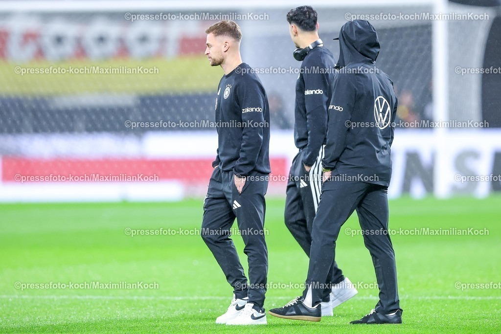 DFB17112501001 | 17.11.2025, Fußball, Länderspiel, WM-Qualifikation Europa, Deutschland - Slowakei, Red Bull Arena (Leipzig), 10. Spieltag, Saison 2025 2026: Joshua Kimmich (GER #06) Aleksandar Pavlovic (GER #05)  bei der Platzbegehung im strömenden Regen vor dem SpielRegulations prohibit any use of photographs as image sequences and or quasi-video.