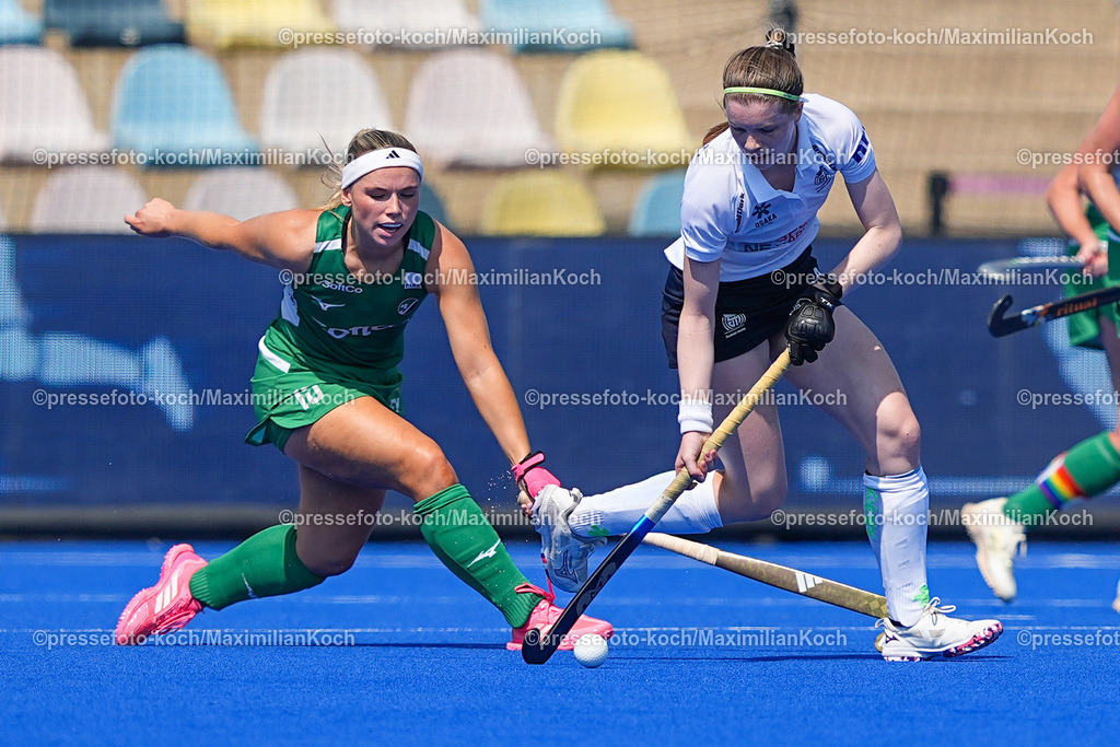 xydrx15082501006 | 15.08.2025, xydrx, Frauen EuroHockey Championship 2025, Gruppe C, Irland - Schottland, Sparkassenpark Mönchengladbach: Caoimhe Perdue (IRL #15) im Zweikampf gegen Eve Pearson (SCO #4)
