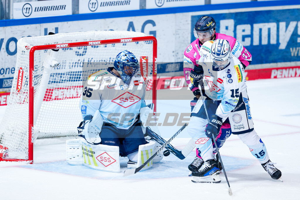 Eishockey | Goalie Julius Hudacek, C J Suess und Christian Thomas - © Sportfoto-Sale (Jan Brüggemann) - Realisiert mit Pictrs.com
