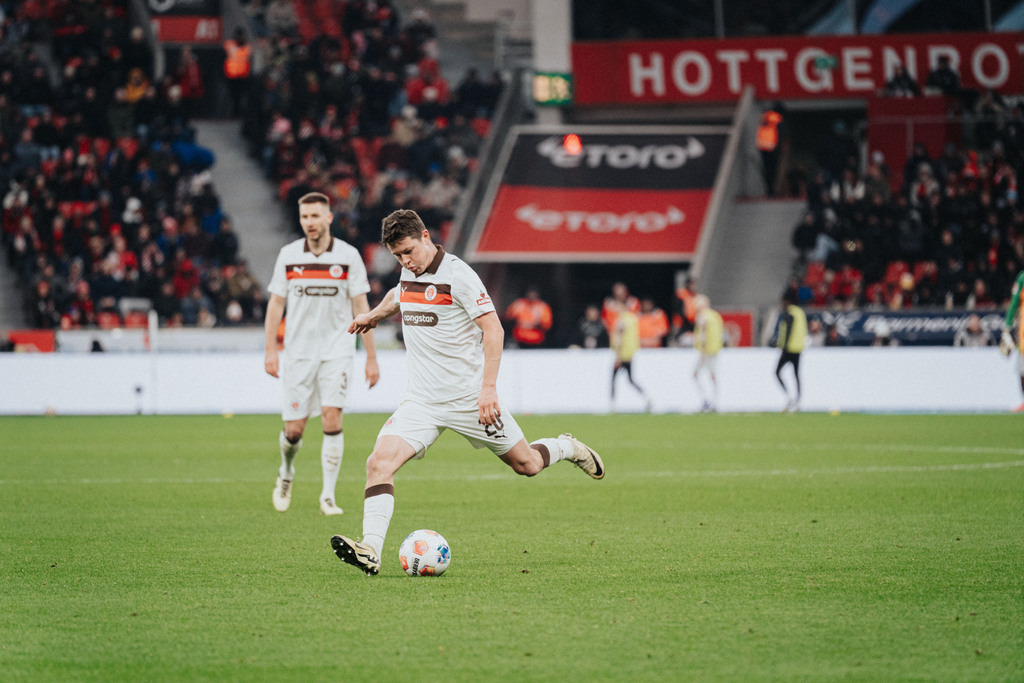 FCS05359 | Der offizielle Shop für FC St. Pauli Fotos. Wähle aus Spielszenen & Fanmomenten dein FCSP Wunschformat. Wir liefern Millerntor-Atmosphäre.