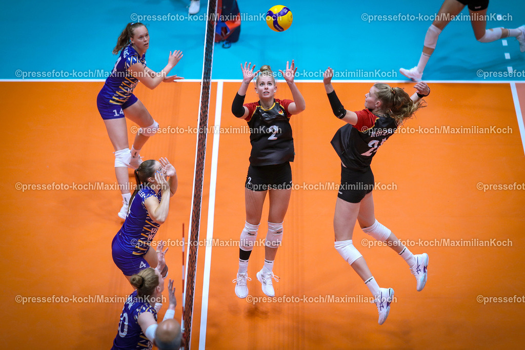EuroVolley21082302041 | 21.08.2023, CEV EuroVolley 2023, Volleyball-Europameisterschaften der Frauen, Gruppenphase Gruppe C, Tag5, CASTELLO Düsseldorf: Deutschland vs. Schweden. Pia KÄSTNER (GER) gibt Camilla WEITZEL (GER) sie Vorlage für einen Schmetterball