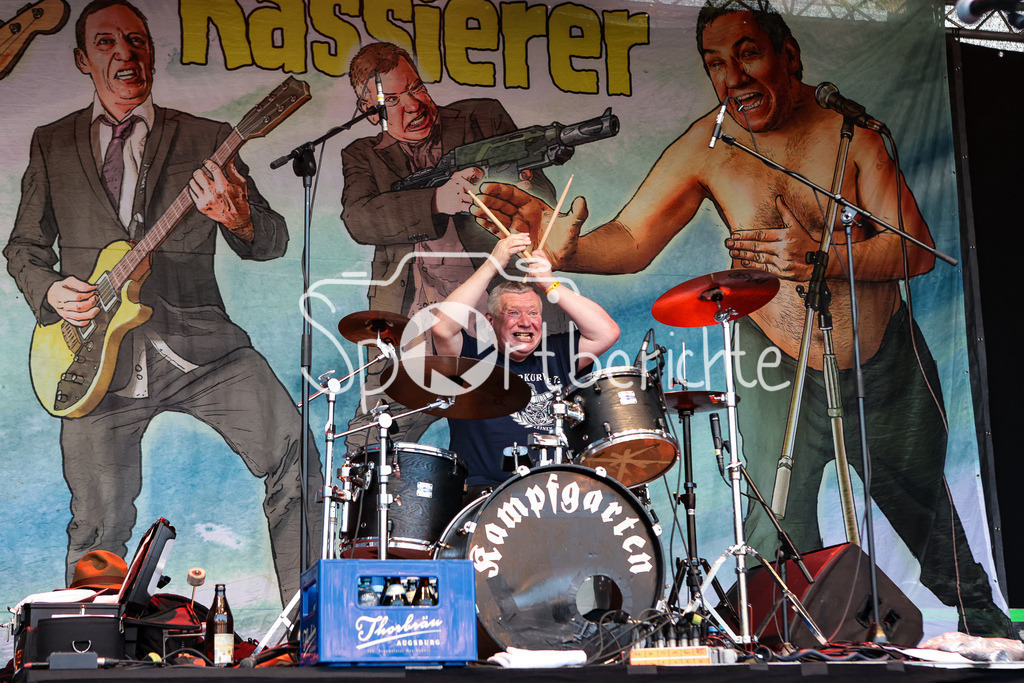Sommer am Kiez | Volker "KAMPFGARTEN" von der Band "Die Kassierer" beim Auftritt auf dem Augsburger Festival "Sommer am Kiez" an seinem Schlagzeug / Livemusik / Konzert / Musik / Laut / Punk / Punkmusik / Schlagzeuger