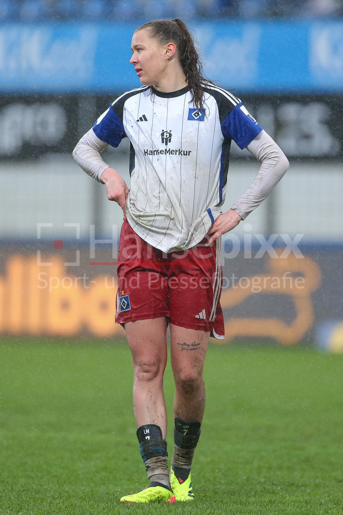 Fussball, 2. Frauen-Bundesliga, SV Meppen - Hamburger SV | v.li.: Larissa Mühlhaus (Hamburger SV, 7) enttäuscht über die Niederlage, Enttäuschung nach dem Schlusspfiff, Abpfiff, Highlight, Verlierer, verloren, Frustration, pessimistisch,, DIE DFB-RICHTLINIEN UNTERSAGEN JEGLICHE NUTZUNG VON FOTOS ALS SEQUENZBILDER UND/ODER VIDEOÄHNLICHE FOTOSTRECKEN. DFB REGULATIONS PROHIBIT ANY USE OF PHOTOGRAPHS AS IMAGE SEQUENCES AND/OR QUASI-VIDEO.