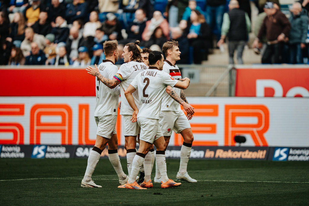 FCP05489 | Der offizielle Shop für FC St. Pauli Fotos. Wähle aus Spielszenen & Fanmomenten dein FCSP Wunschformat. Wir liefern Millerntor-Atmosphäre.