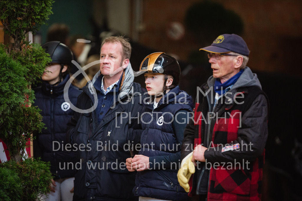 221127_Winterfestival_L-Spr_HPTTY-283 | Deine schönsten Turniermomente als professionelle Fotos! Entdecke hochwertige Pferdesport-Fotografie im Online-Shop. Jetzt Fotos finden & bestellen!