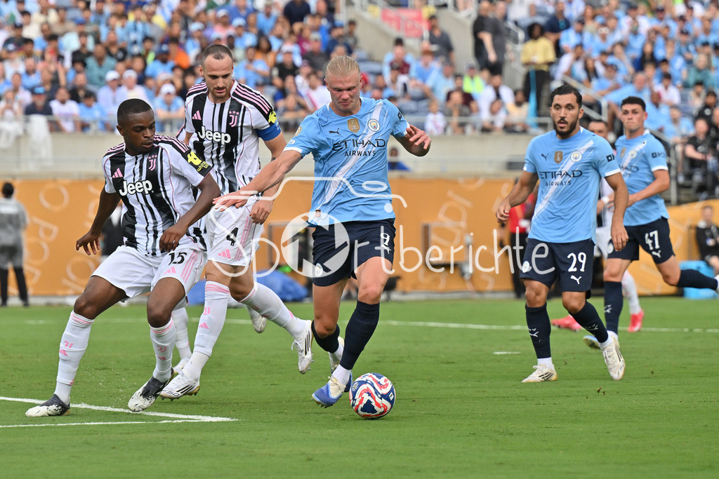 Juventus Turin - Manchester City | im Duell Pierre KALULU (Juvuentus Turin 15), Federico GATTI (Juvetus Turin 4) und Erling HAALAND (Manchester City 9) / Zweikampf / FIFA Club World Cup: Juventus Turin - Manchester City, Camping World Stadium am 26.06.2025 / NOT FOR SALE IN USA