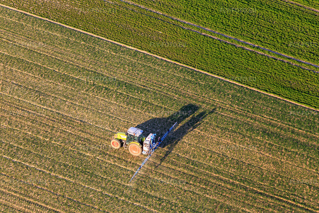 Vue aérienne: Application de produits phytosanitaires à Niederlauterbach dans le département Bas Rhin, France – .Photo: IMG_130973.jpg prise le 22/03/2022 par Werner Riehm/FLY-FOTO.eu – Résolution de l'original: 5472 x 3648 px