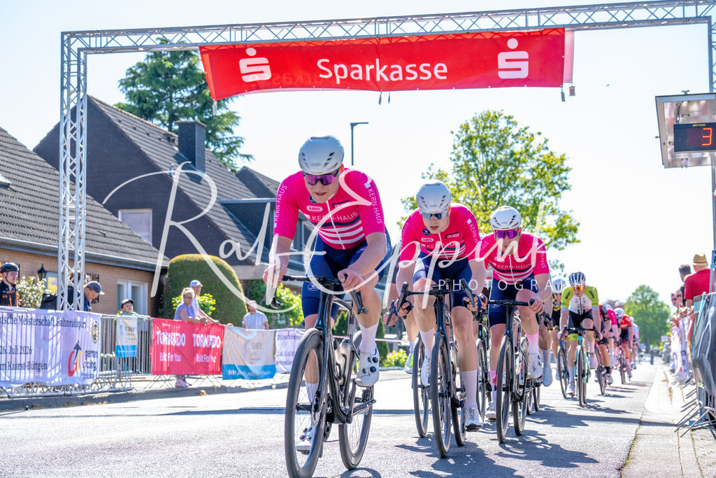 Spurt in den Mai 2026 - Großer Preis der Sparkasse Neuss | Annual one-day road cycling race "Großer Preis der Sparkasse Neuss" held in Büttgen, Germany, organized by VfR Büttgen 1912 e.V. The event features multiple races across all age categories from U11 youth to Elite men. - Realisiert mit Pictrs.com