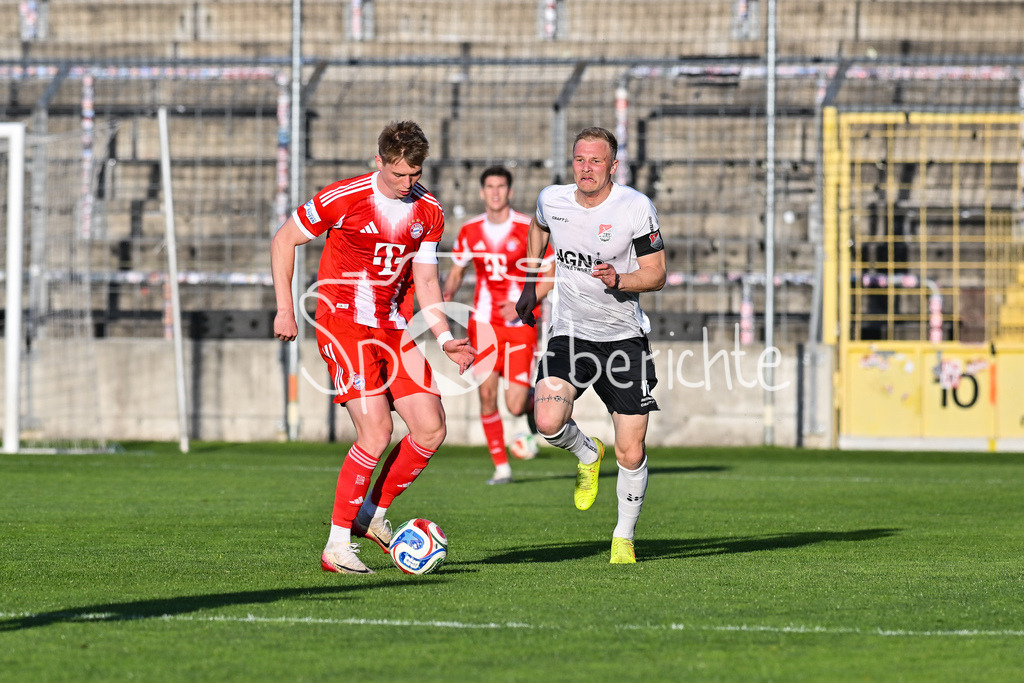 FC Bayern Amateure - TSV Aubstadt | MÜNCHEN, GERMANY - 24. APRIL: im Duell Anton HEINZ (FC Bayern München II 9) und Steffen BEHR (TSV Aubstadt 16) während dem Match zwischen den Amateuren des FC Bayern und dem TSV Aubstadt am 31. Spieltag der Regionalliga Bayern im Grünwalder Stadion