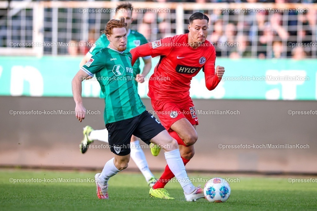 PRM21122501006 | 21.12.2025, Fußball, Preußen Münster - SV 07 Elversberg, 2. Fußball Bundesliga,  Preußenstadion, 17.Spieltag, Saison 2025 2026: Luca Bolay (Preussen Muenster #25) im Zweikampf gegen  Younes Ebnoutalib (Elversberg #22)  DFB regulations prohibit any use of photographs as image sequences and or quasi-video.