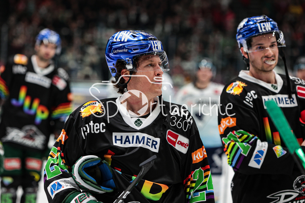 Augsburger Panther - ERC Ingolstadt | Enttaeuschte Panther nach der Derbyniederlage gegen Ingolstadt