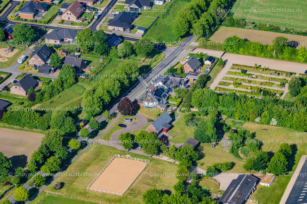 Achtrup_Mühle_ELS_8551300523 | ACHTRUP 30.05.2023 Historische Windmühle am Gehöft eines Bauernhofes am Rand von bestellten Feldern an der Lecker Straße in Achtrup im Bundesland Schleswig-Holstein, Deutschland. // Historic windmill on a farm homestead on the edge of cultivated fields on street Lecker Strasse in Achtrup in the state Schleswig-Holstein, Germany. Foto: Martin Elsen