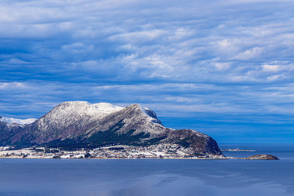 Blick von der Stadt Ålesund auf die Insel Godøya  in Norwegen | Blick von der Stadt Ålesund auf die Insel Godøya  in Norwegen.